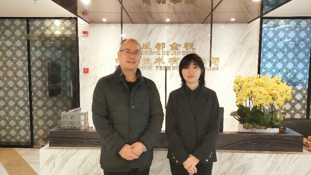 人站在门前描述已自动生成