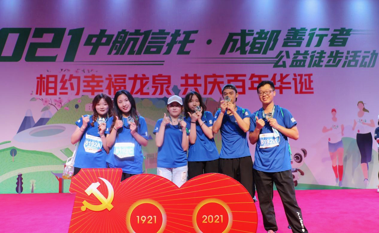 说明: 徒步成功后合影