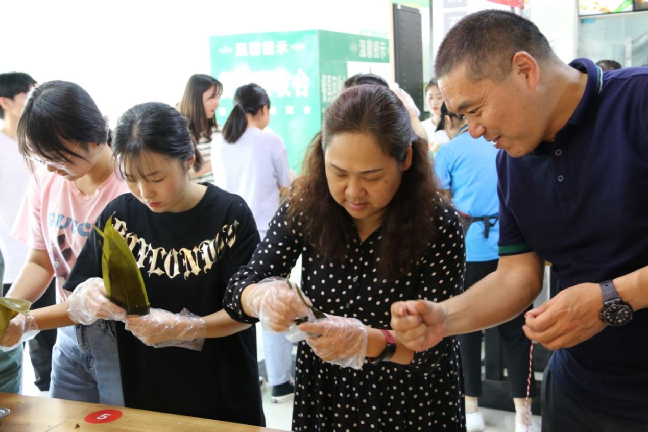 一些人在切蛋糕中度可信度描述已自动生成