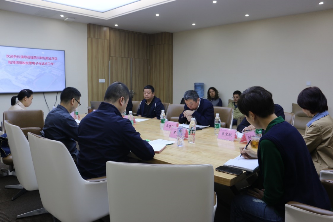 会议室里的人们描述已自动生成