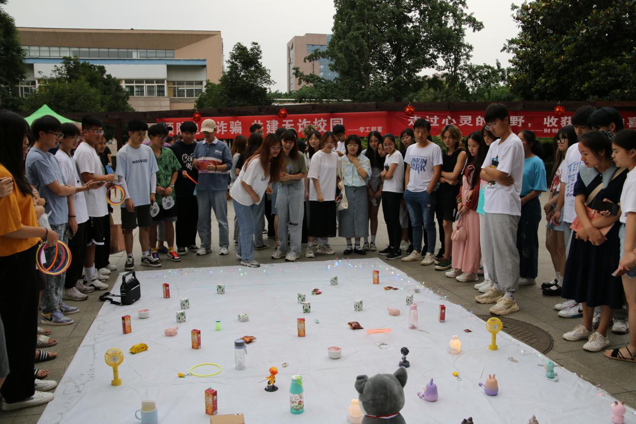 IMG_1858,桌子上放着许多蛋糕低可信度描述已自动生成