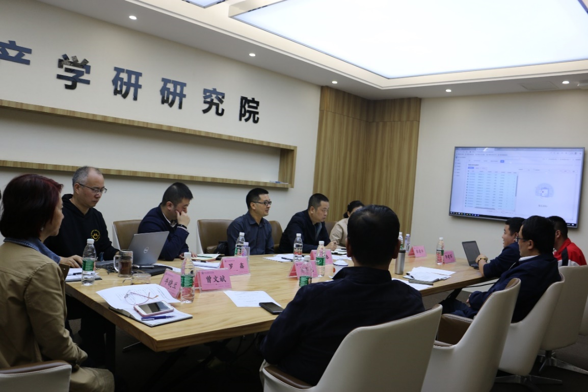 会议室里的人们描述已自动生成