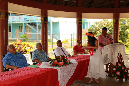 5 陈露为萨摩亚总理介绍学生学习汉语的情况_副本.jpg