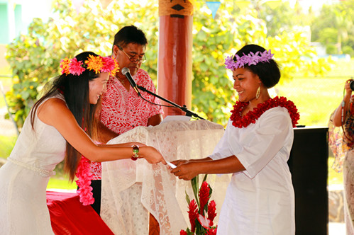 6 陈露为萨摩亚学生颁发结业证书_副本.jpg