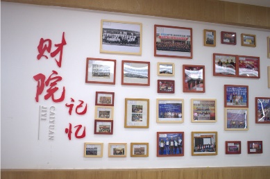 墙上贴了许多照片描述已自动生成