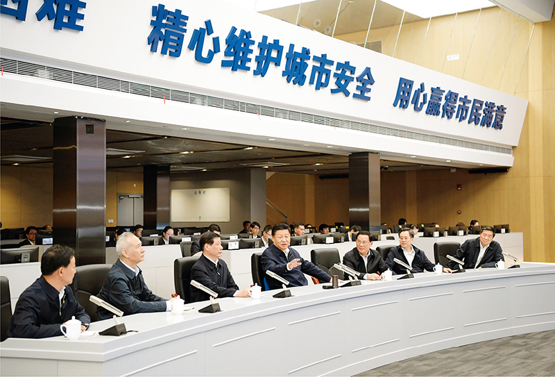 2018年11月6日至7日,中共中央总书记、国家主席、中央军委主席习近平在上海考察。这是6日下午,习近平在浦东新区城市运行综合管理中心了解上海城市精细化管理和国际贸易单一窗口运营情况。