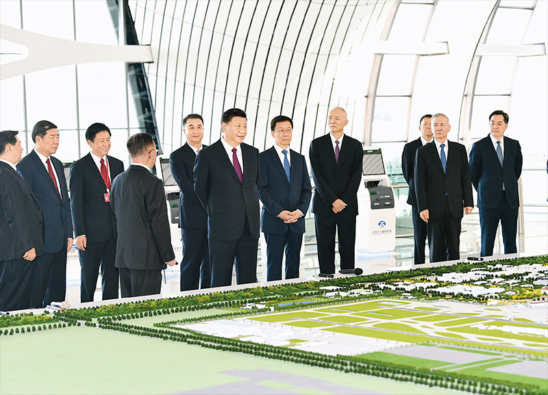 2019年9月25日上午,北京大兴国际机场投运仪式在北京举行。中共中央总书记、国家主席、中央军委主席习近平出席仪式,宣布机场正式投运并巡览航站楼。这是习近平在综合交通中心听取机场综合交通体系建设情况介绍。