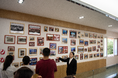 人们在房间里中度可信度描述已自动生成