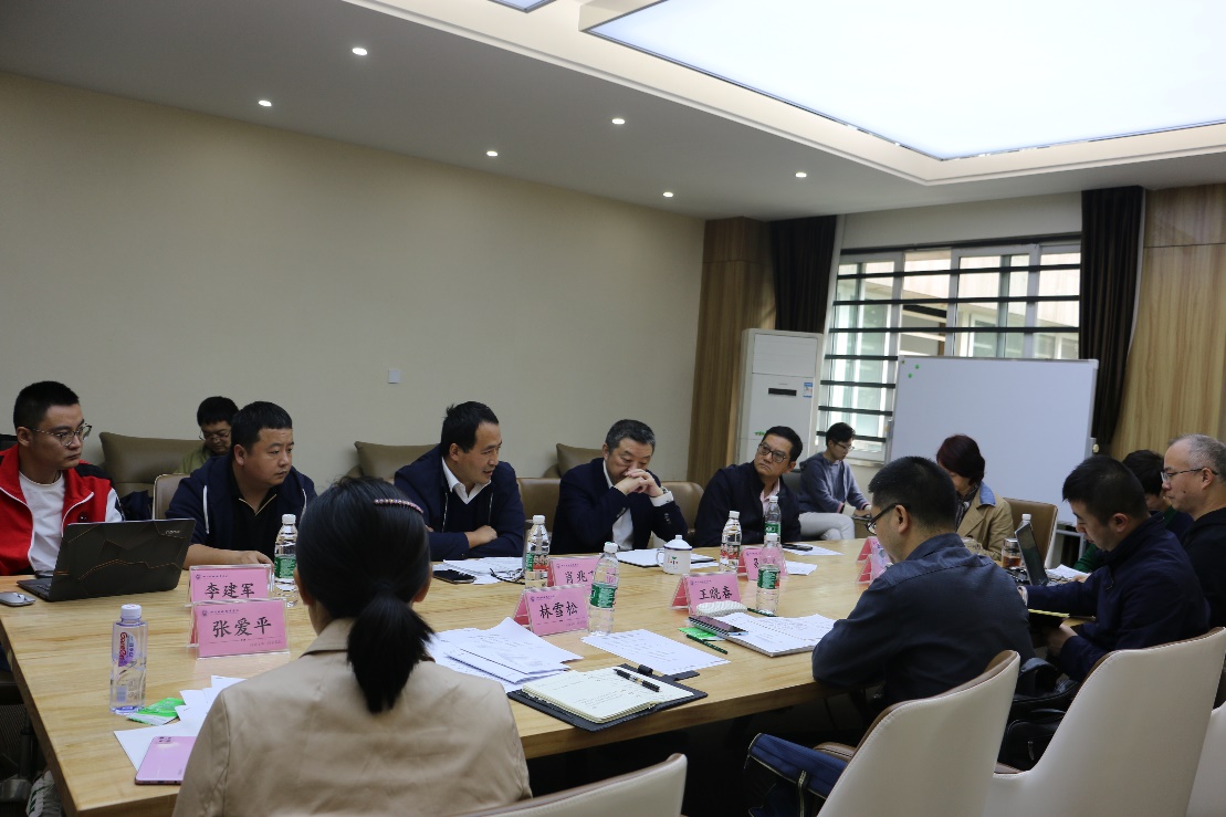 会议室里的人们描述已自动生成